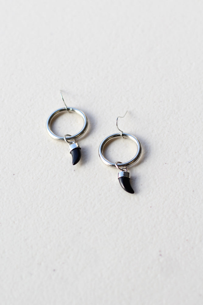Niho Kaiū – Black Tusk with Silver Earring