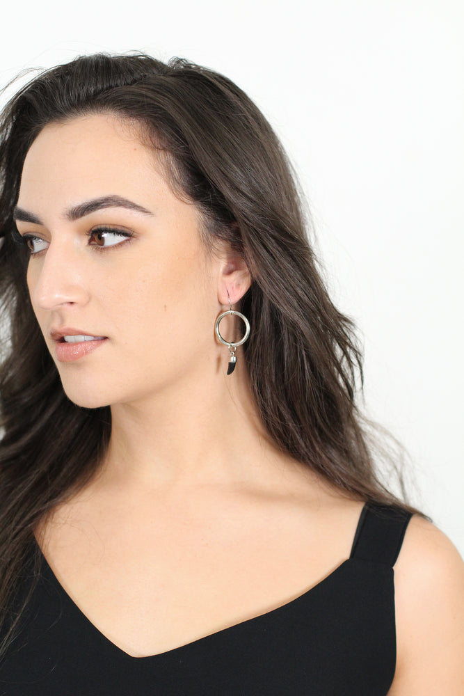 Niho Kaiū – Black Tusk with Silver Earring