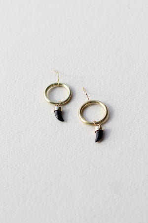 Niho Kaiū – Black with Gold Earring