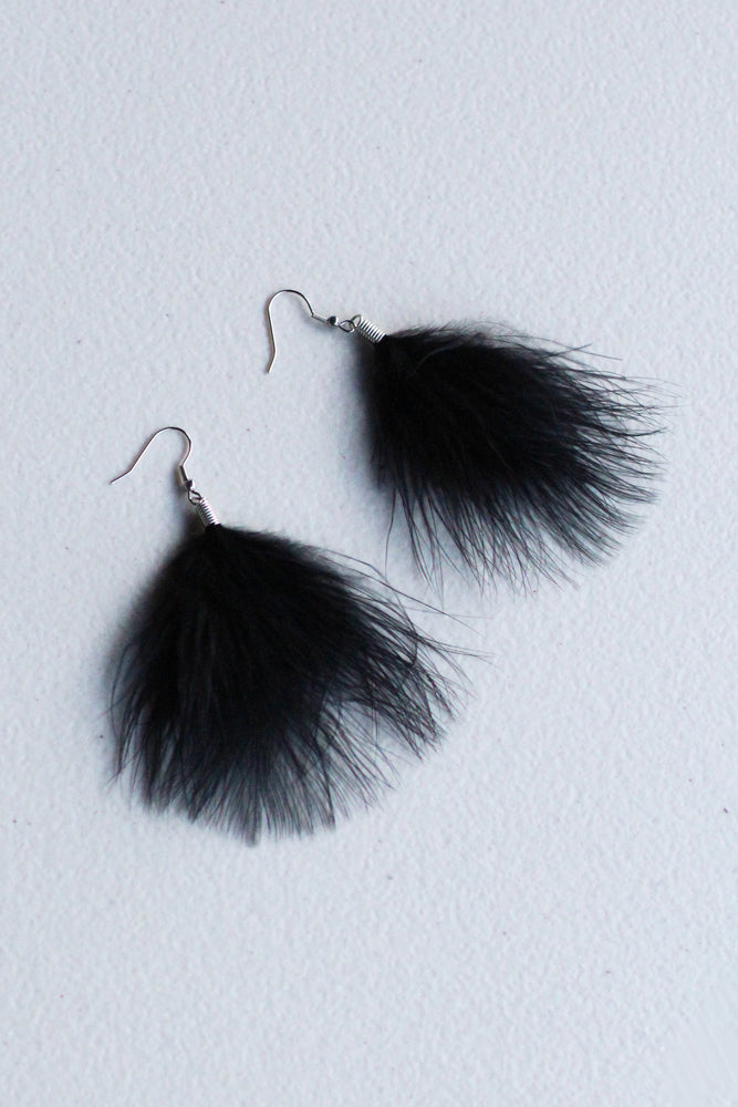 Rere – Feather Earrings in Black